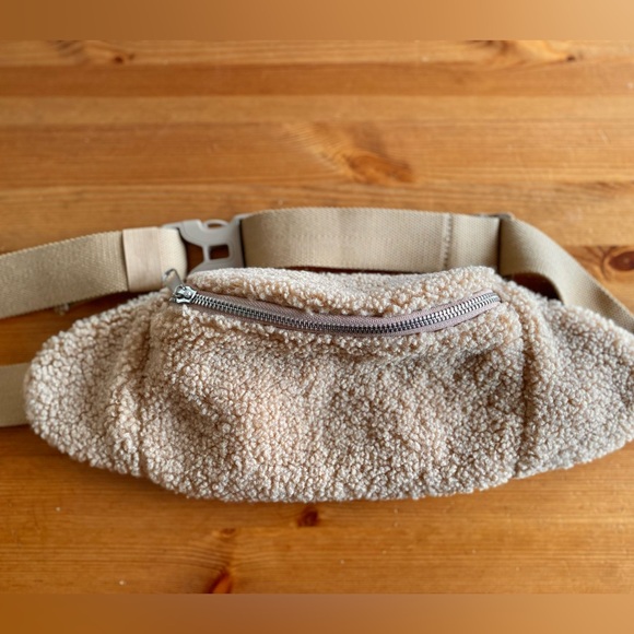 GAP Sherpa Belt Bag - Picture 1 of 2